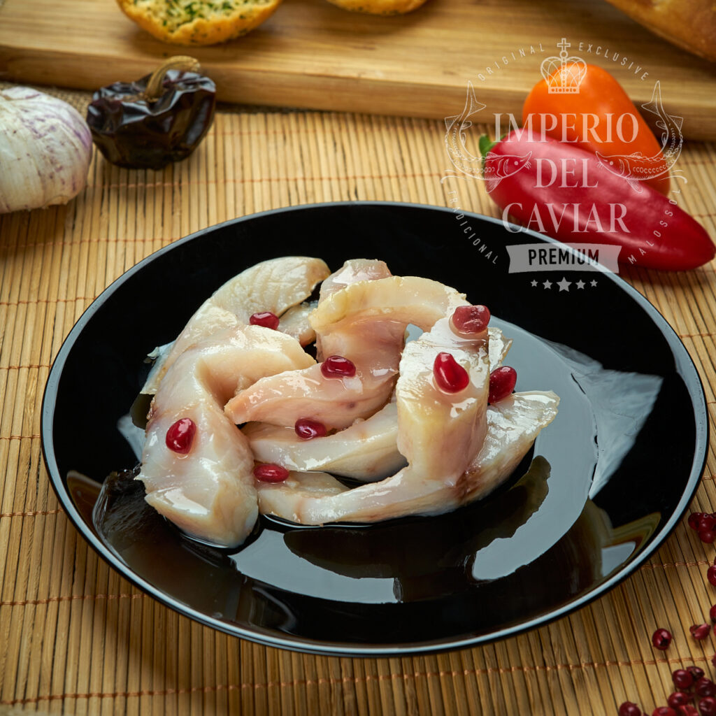 Trozos de filete de omul (Coregonus autumnalis) con aceite y granada (Congelado)