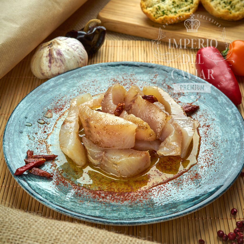 Trozos de filete de Muksun (Coregonus muksun) con aceite y pimienta chile (Congelado)